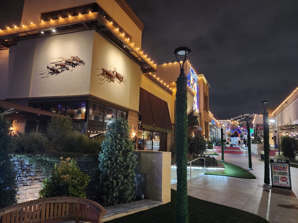 Anaheim GardenWalk at night